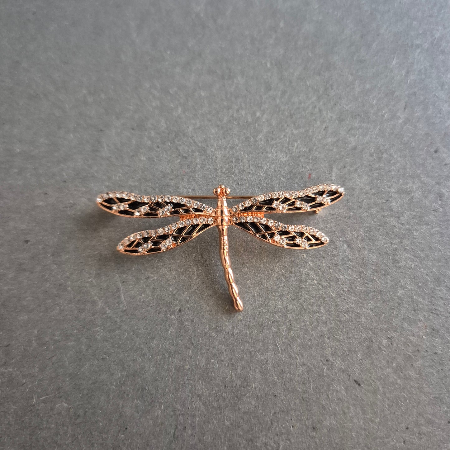 Elegante Libellen-Brosche in Roségold – Funkelndes Accessoire mit Stil