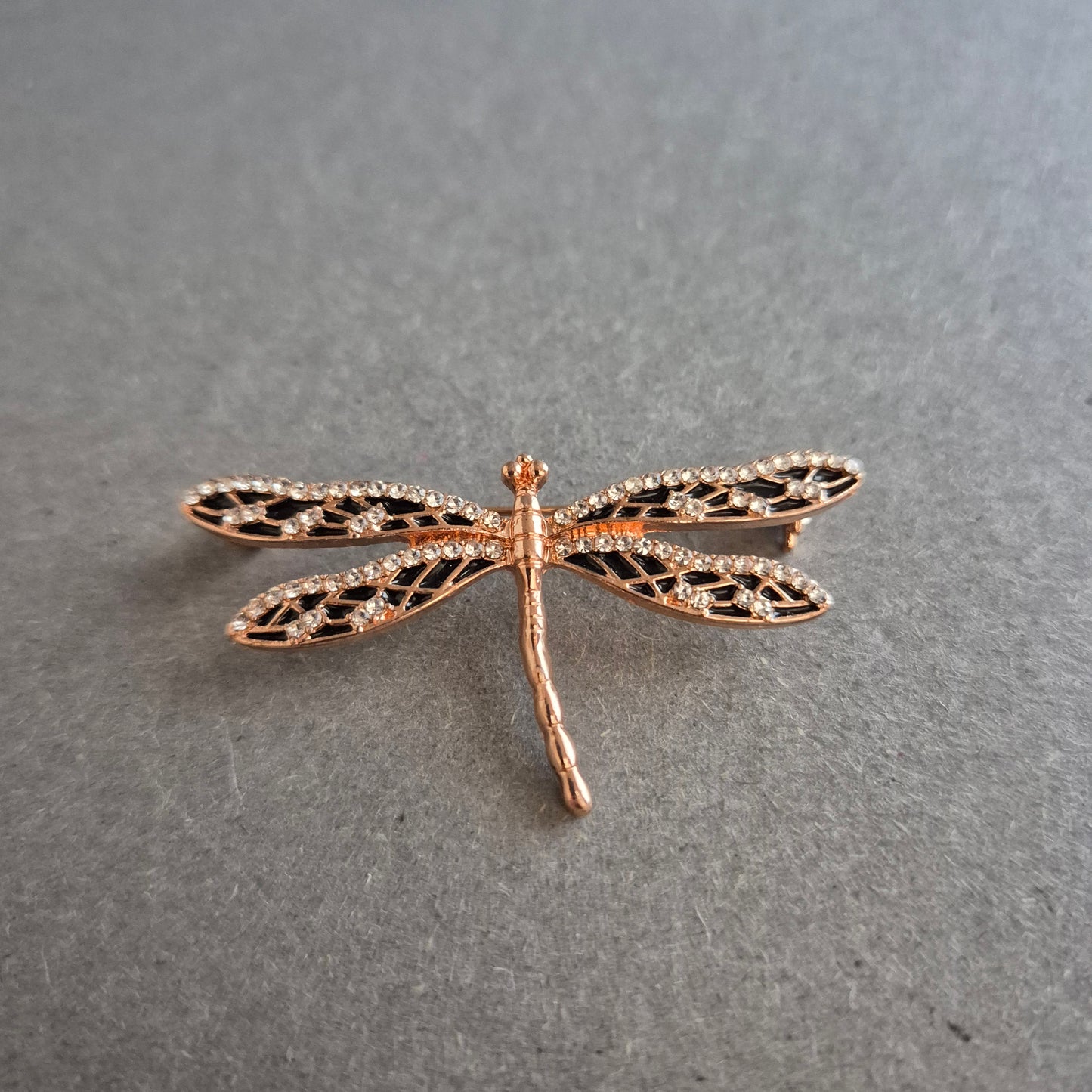 Elegante Libellen-Brosche in Roségold – Funkelndes Accessoire mit Stil