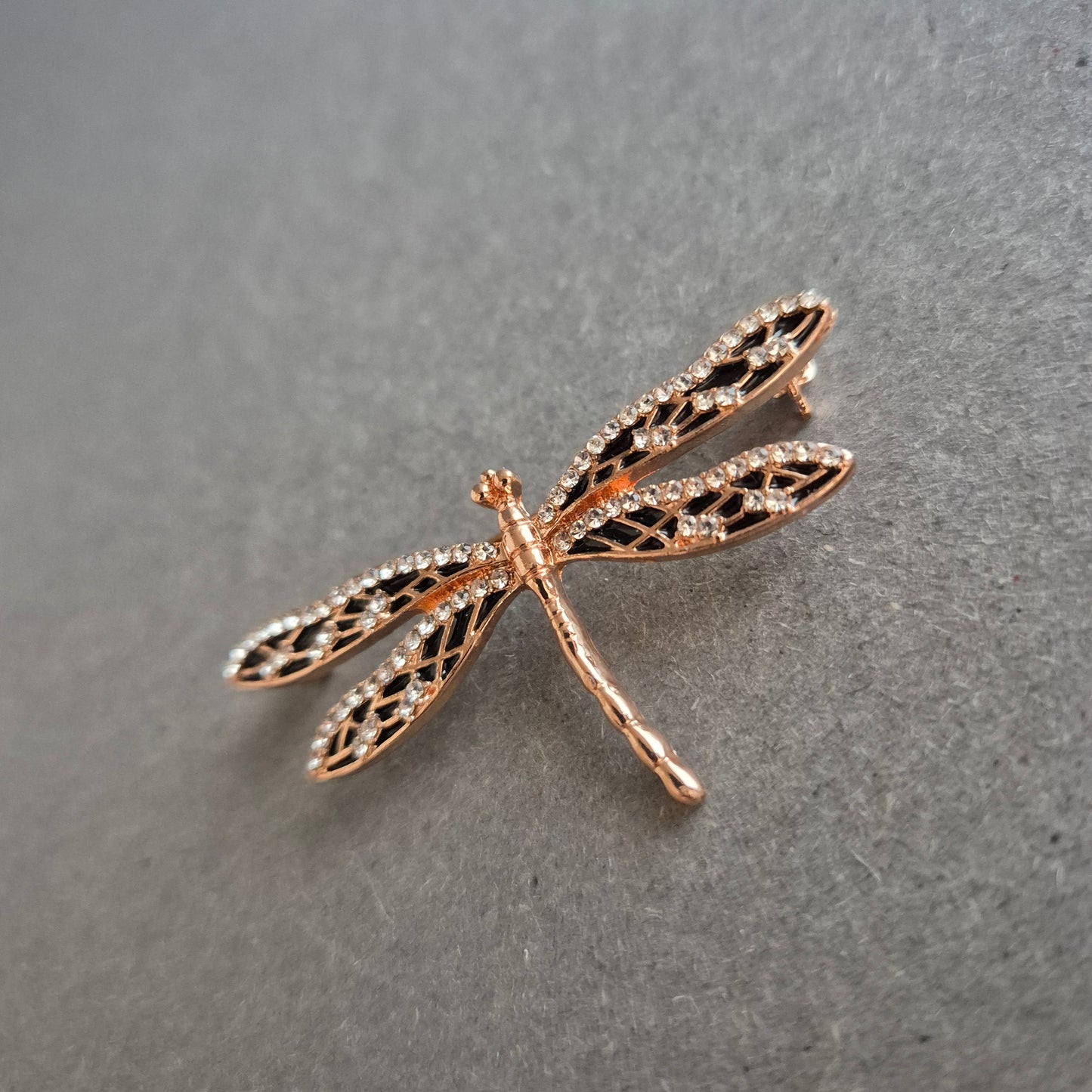 Elegante Libellen-Brosche in Roségold – Funkelndes Accessoire mit Stil
