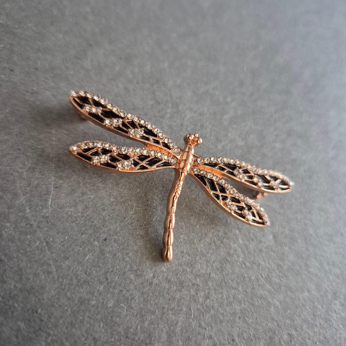 Elegante Libellen-Brosche in Roségold – Funkelndes Accessoire mit Stil