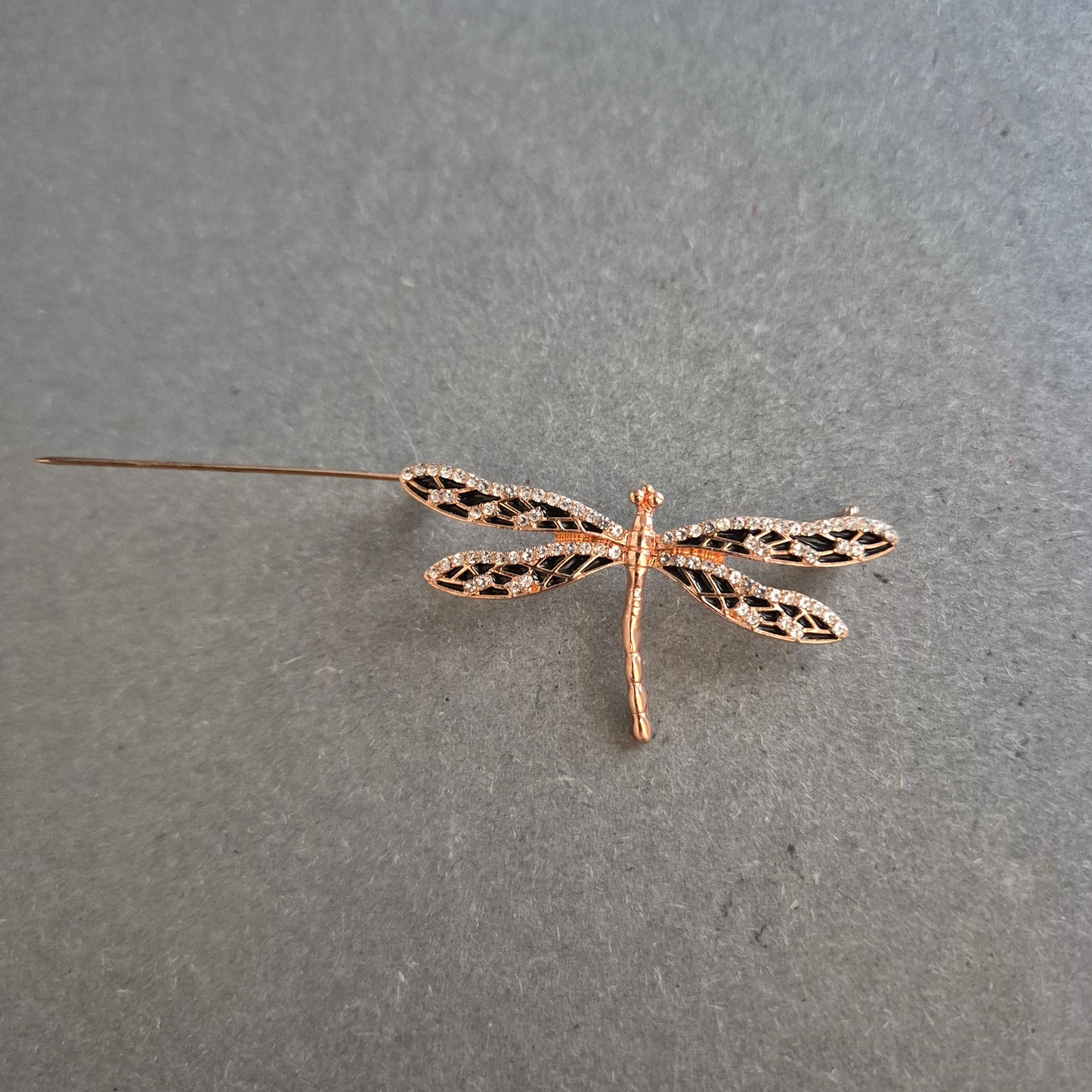 Elegante Libellen-Brosche in Roségold – Funkelndes Accessoire mit Stil