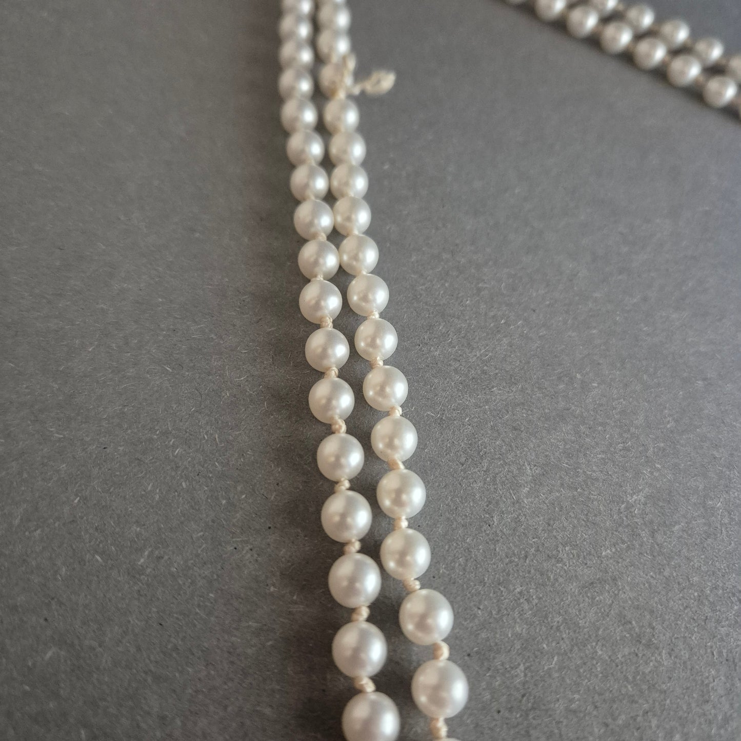 Elegante doppelte Perlenkette – Klassischer Chic für stilvolle Auftritte
