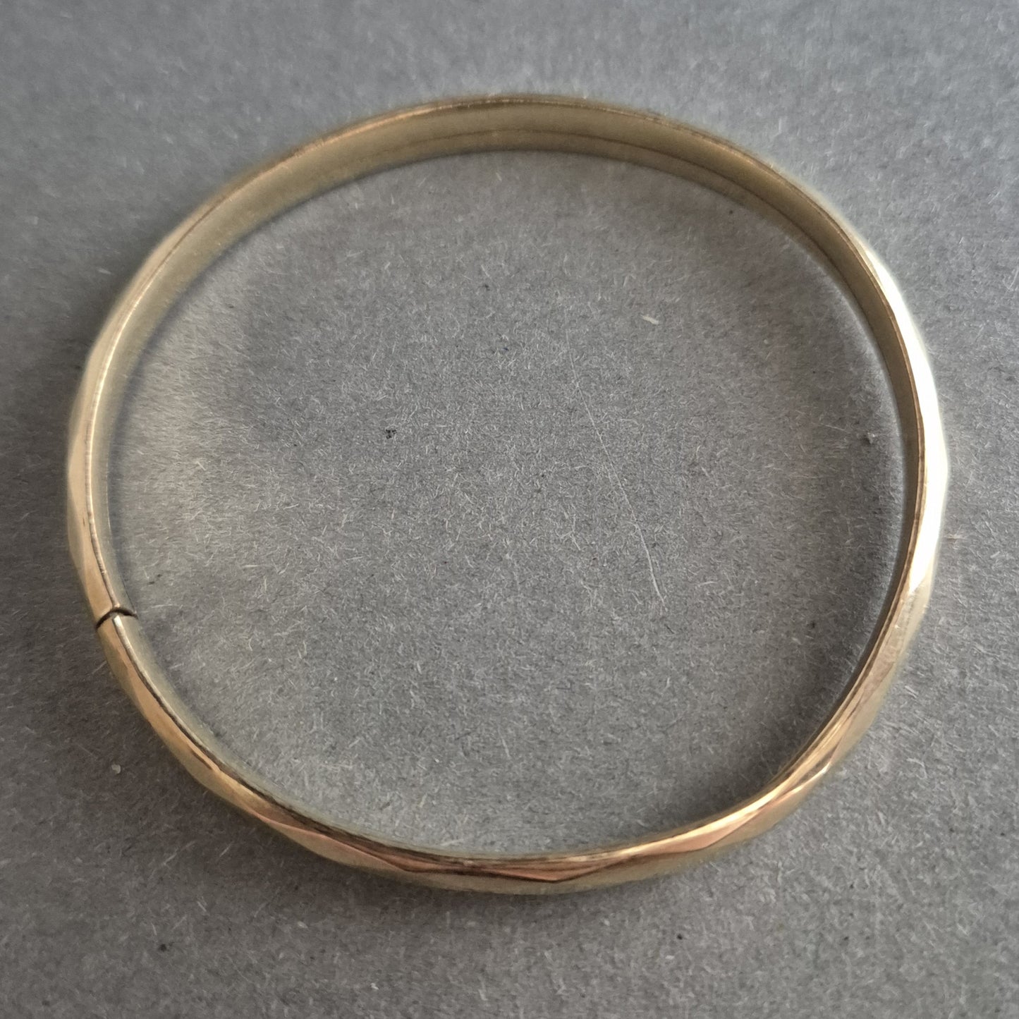 Feiner Goldarmreif mit Facettenschliff – Schlichter Luxus für jeden Tag