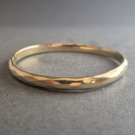 Feiner Goldarmreif mit Facettenschliff – Schlichter Luxus für jeden Tag