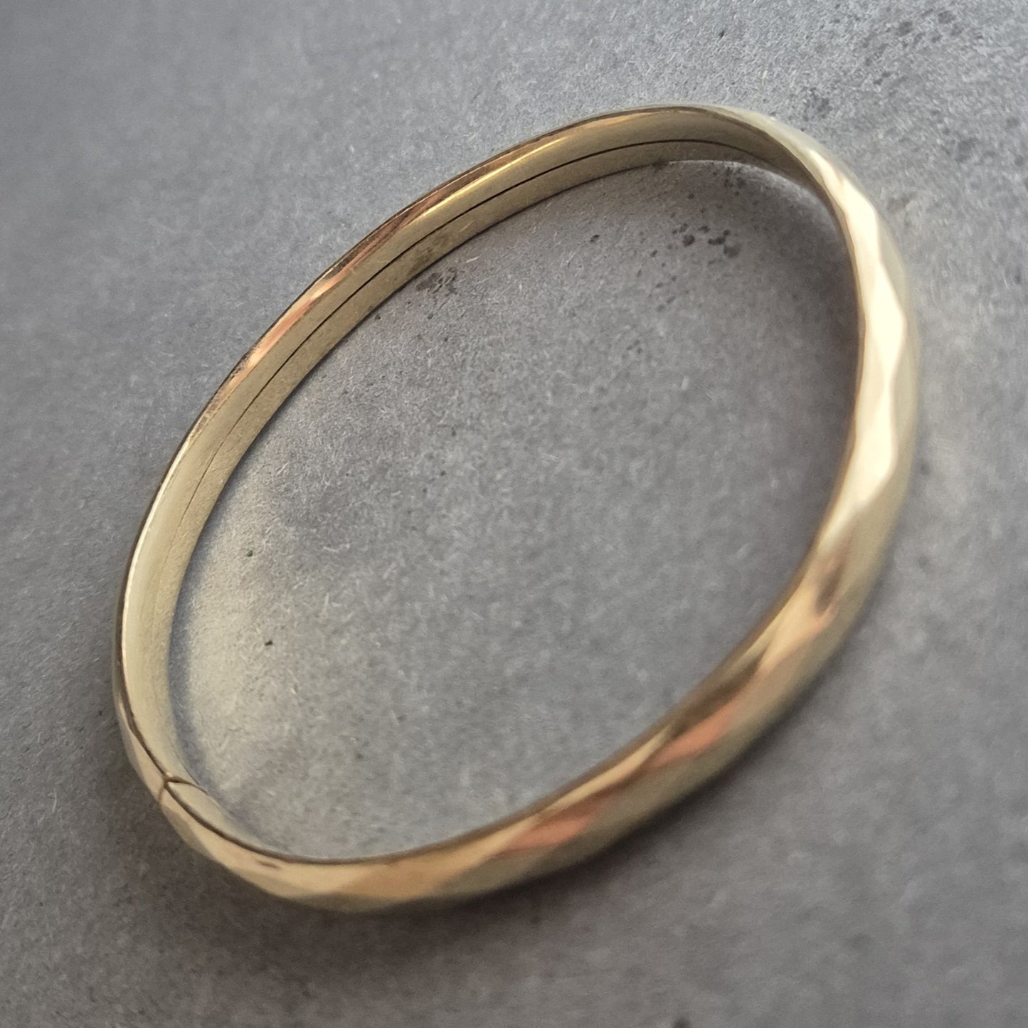 Feiner Goldarmreif mit Facettenschliff – Schlichter Luxus für jeden Tag