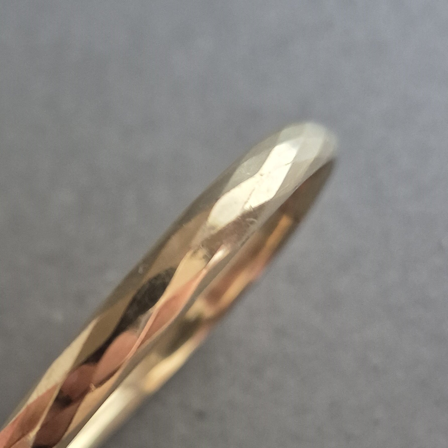 Feiner Goldarmreif mit Facettenschliff – Schlichter Luxus für jeden Tag