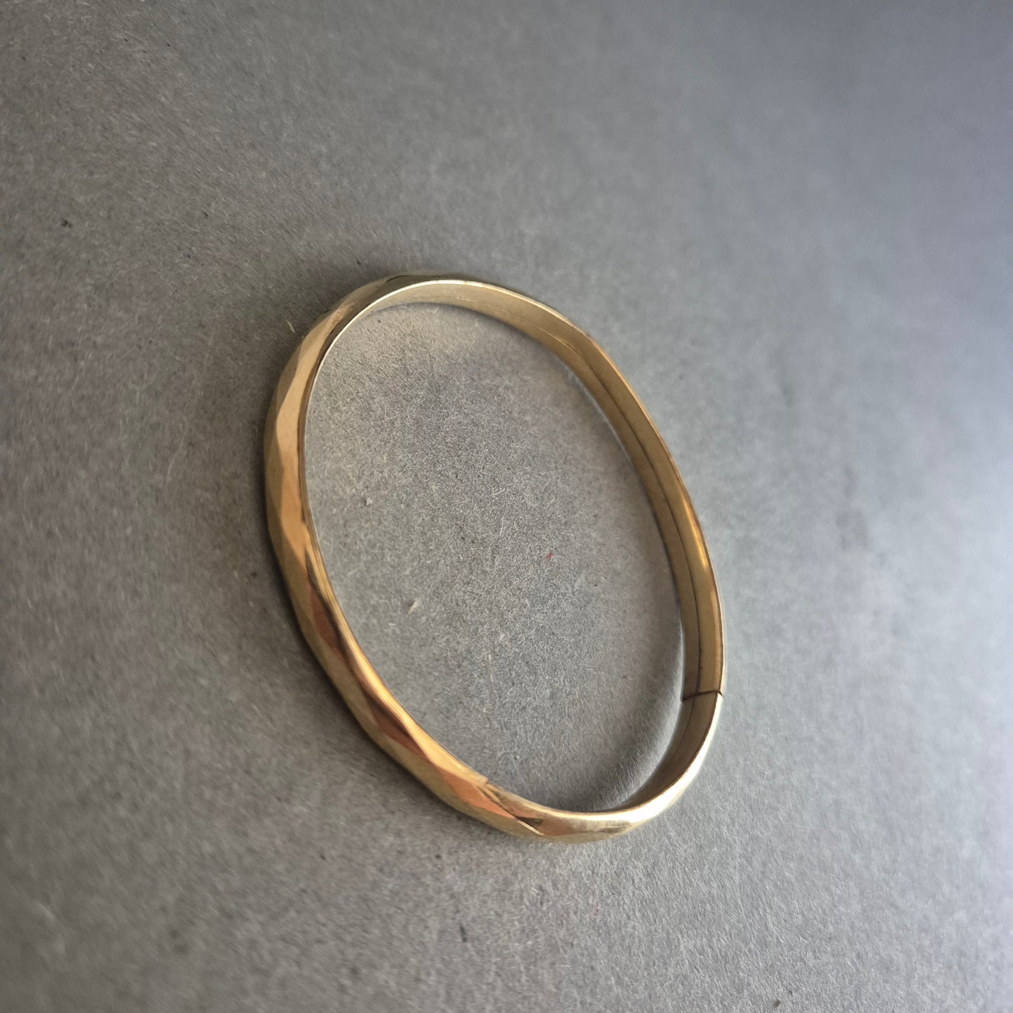 Feiner Goldarmreif mit Facettenschliff – Schlichter Luxus für jeden Tag