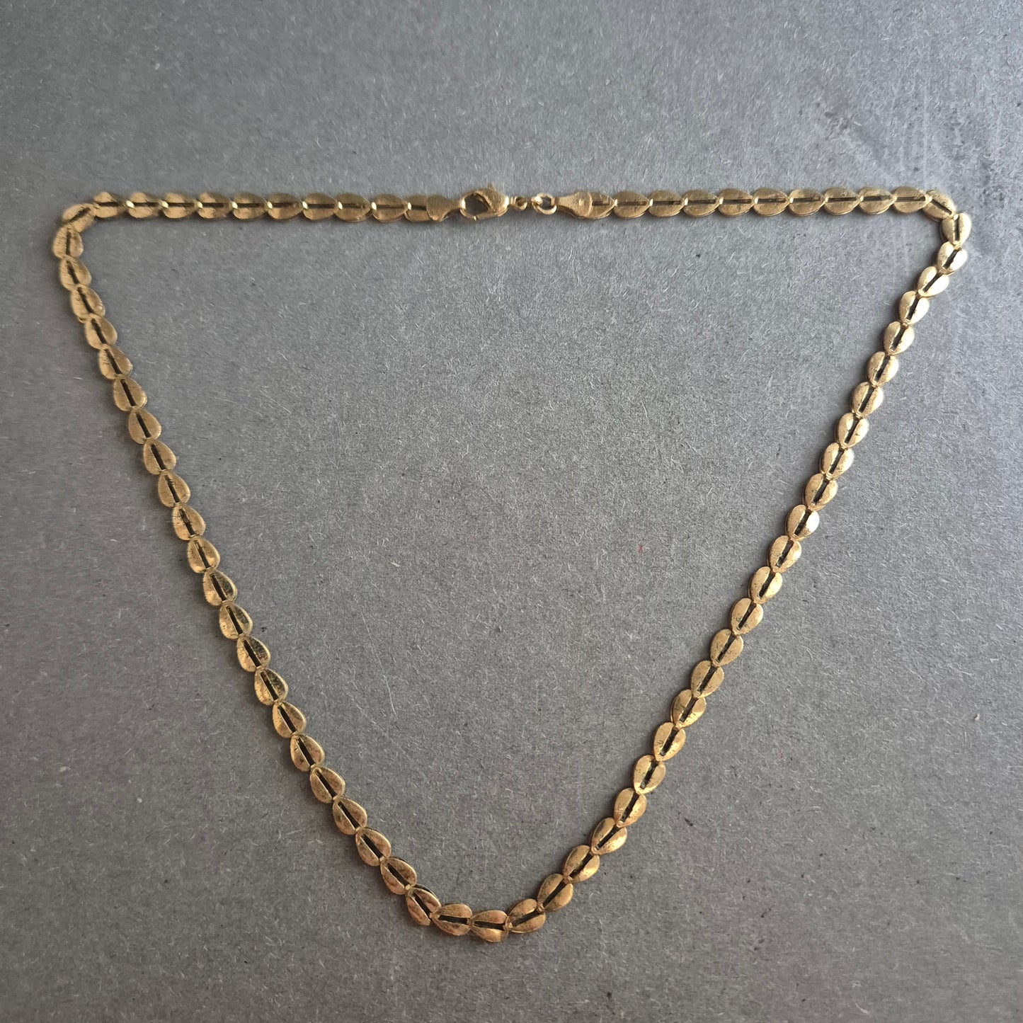 Vergoldete Halskette mit Blättchen-Gliedern – Vintage-Charme in Goldoptik