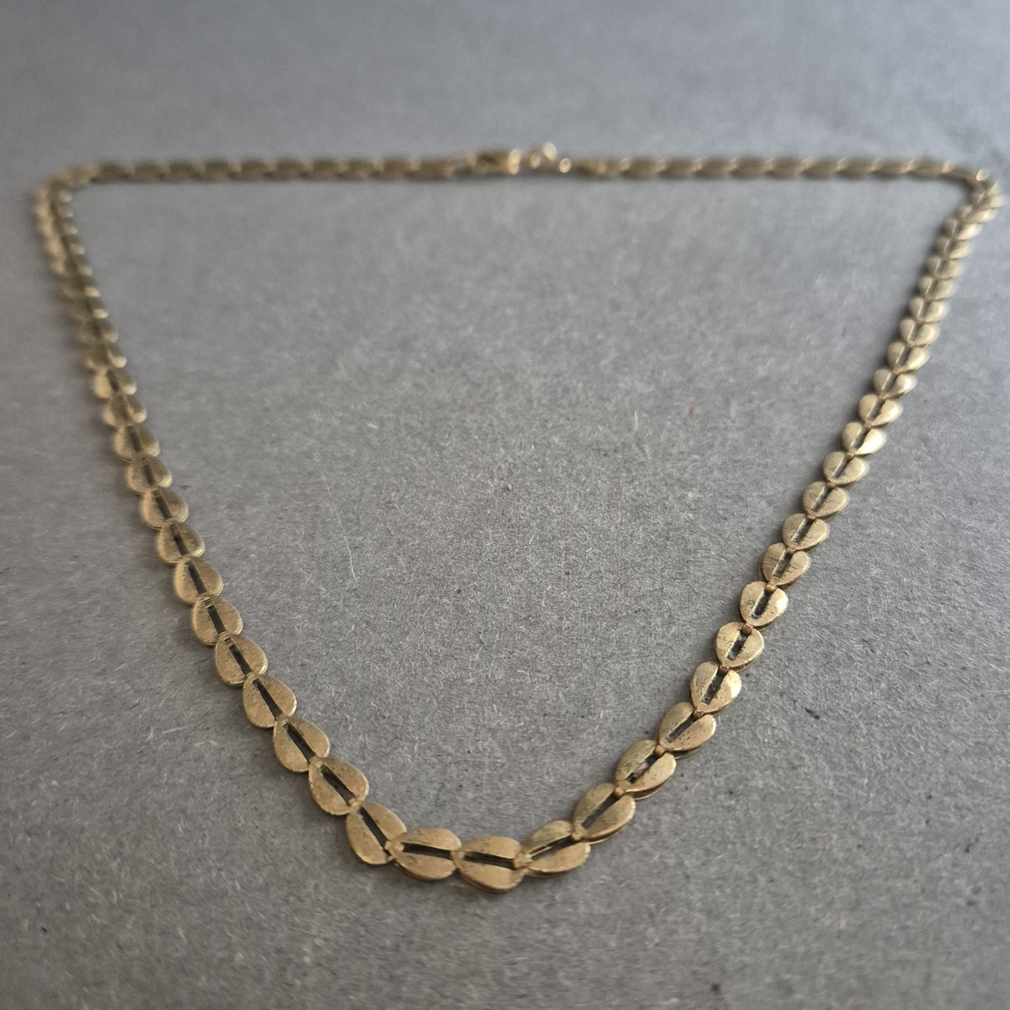 Vergoldete Halskette mit Blättchen-Gliedern – Vintage-Charme in Goldoptik