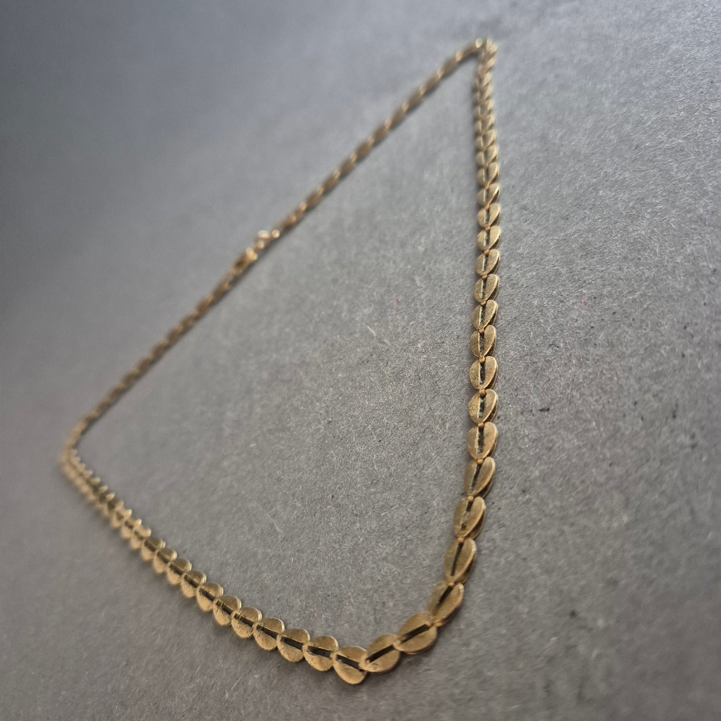 Vergoldete Halskette mit Blättchen-Gliedern – Vintage-Charme in Goldoptik