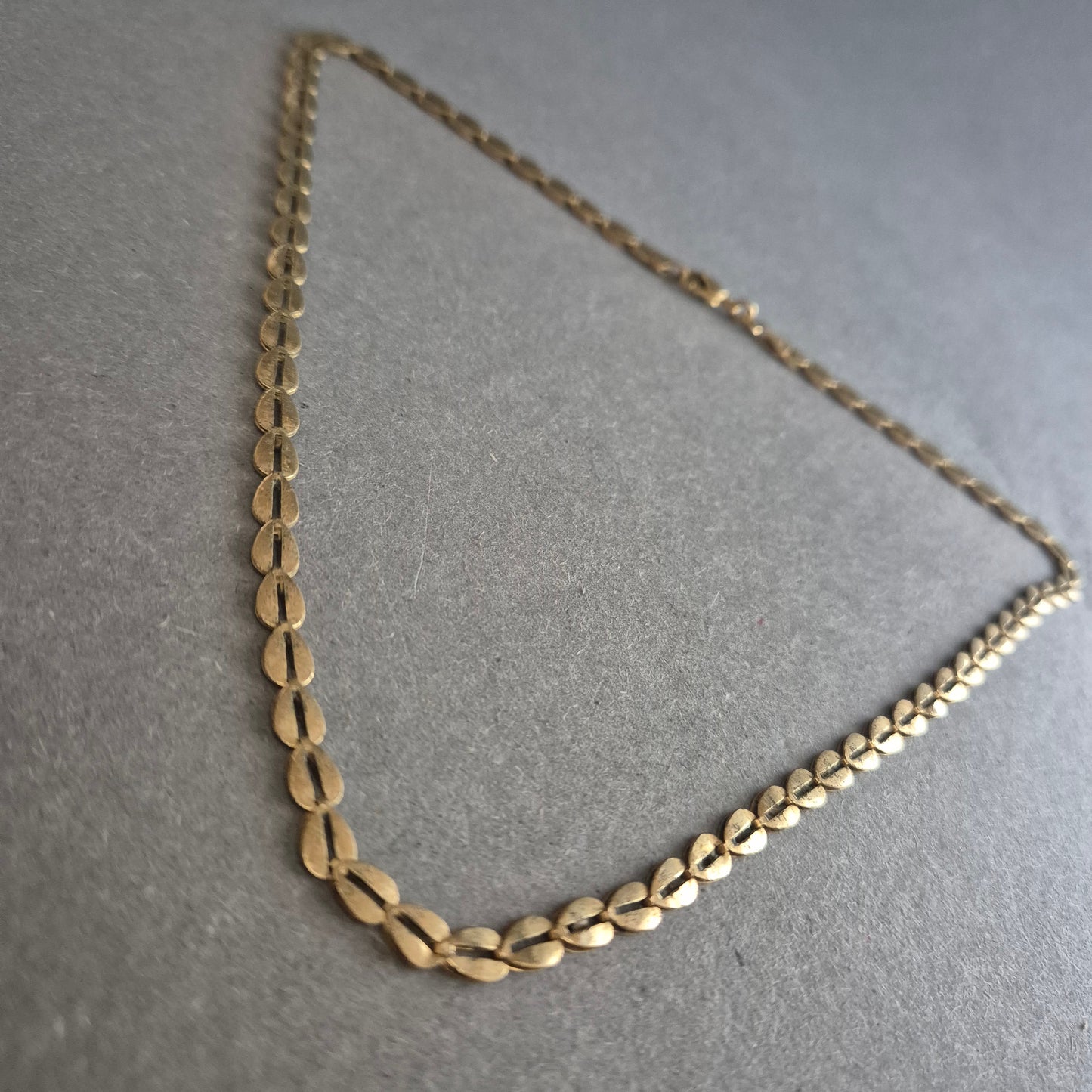 Vergoldete Halskette mit Blättchen-Gliedern – Vintage-Charme in Goldoptik