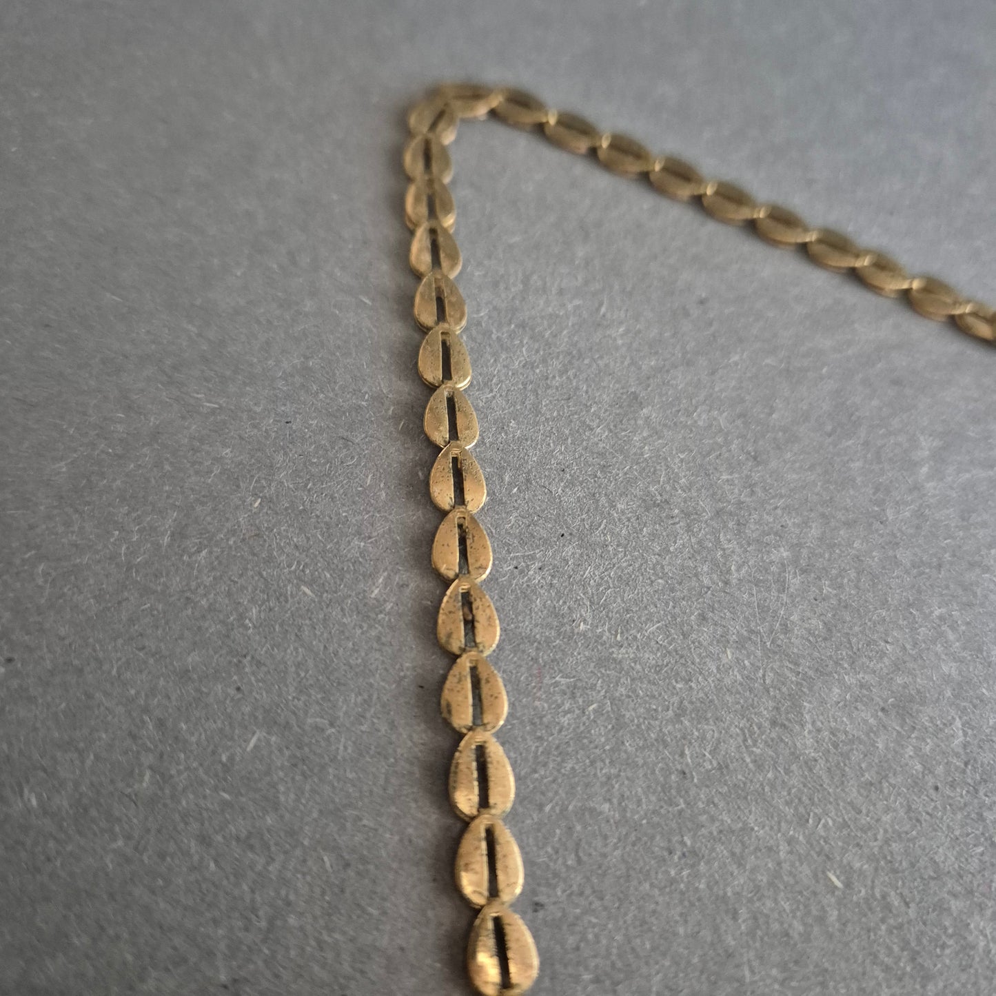 Vergoldete Halskette mit Blättchen-Gliedern – Vintage-Charme in Goldoptik