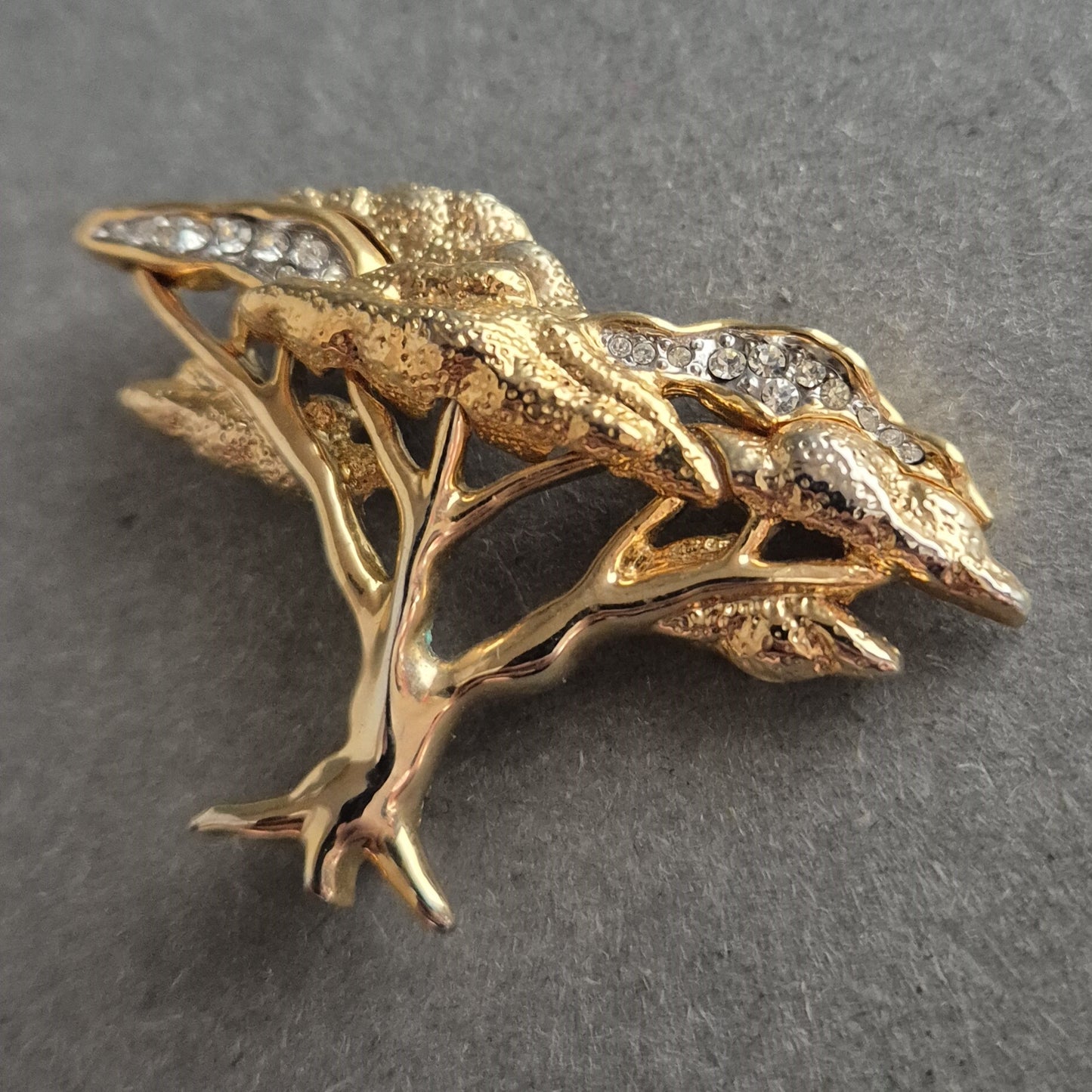 Vergoldete Baum-Brosche mit Strass – Naturmotiv im edlen Design