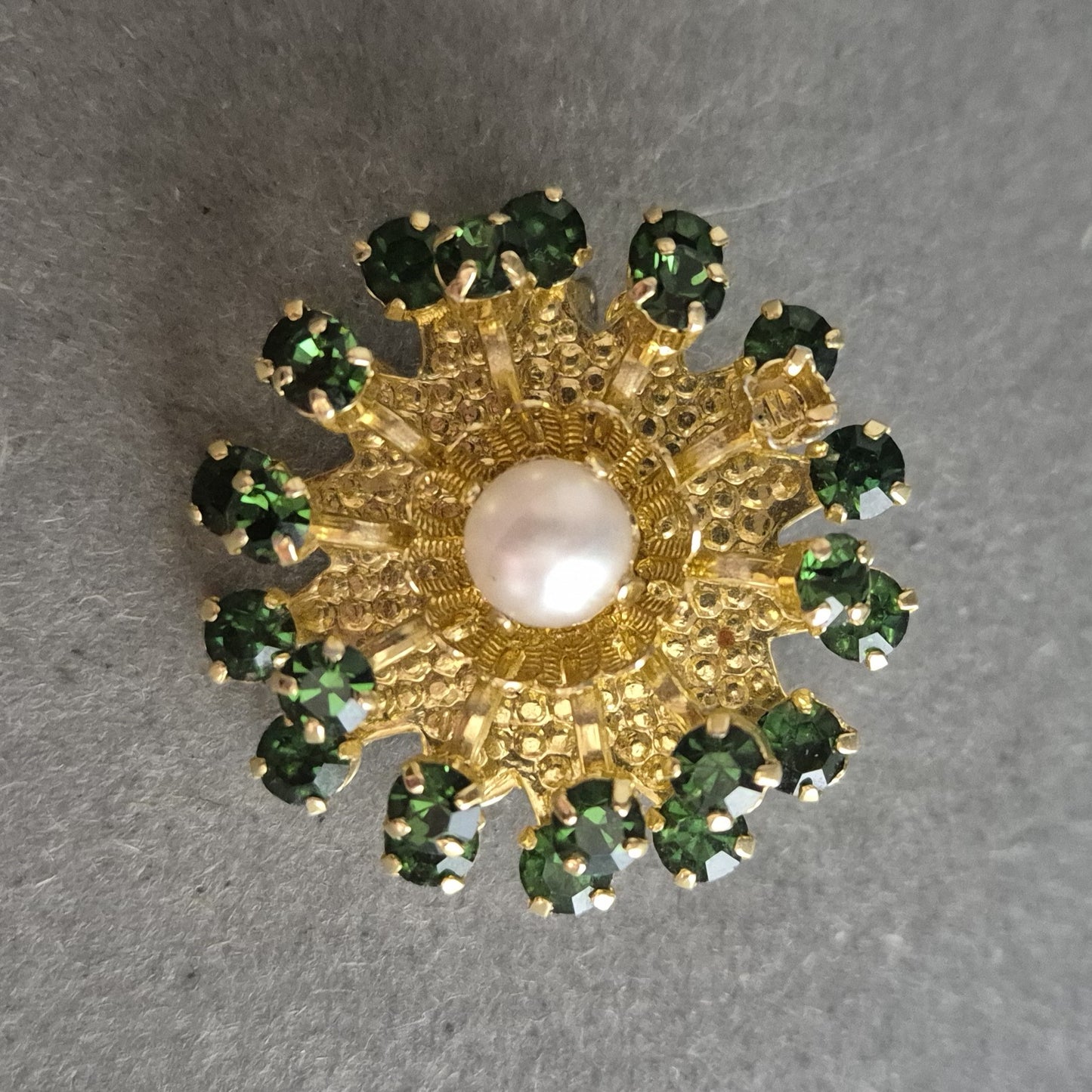 Vergoldete Brosche mit grünen Steinen und Perle – Florales Vintage-Design