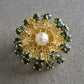 Vergoldete Brosche mit grünen Steinen und Perle – Florales Vintage-Design