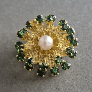 Vergoldete Brosche mit grünen Steinen und Perle – Florales Vintage-Design