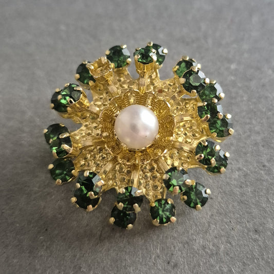 Vergoldete Brosche mit grünen Steinen und Perle – Florales Vintage-Design