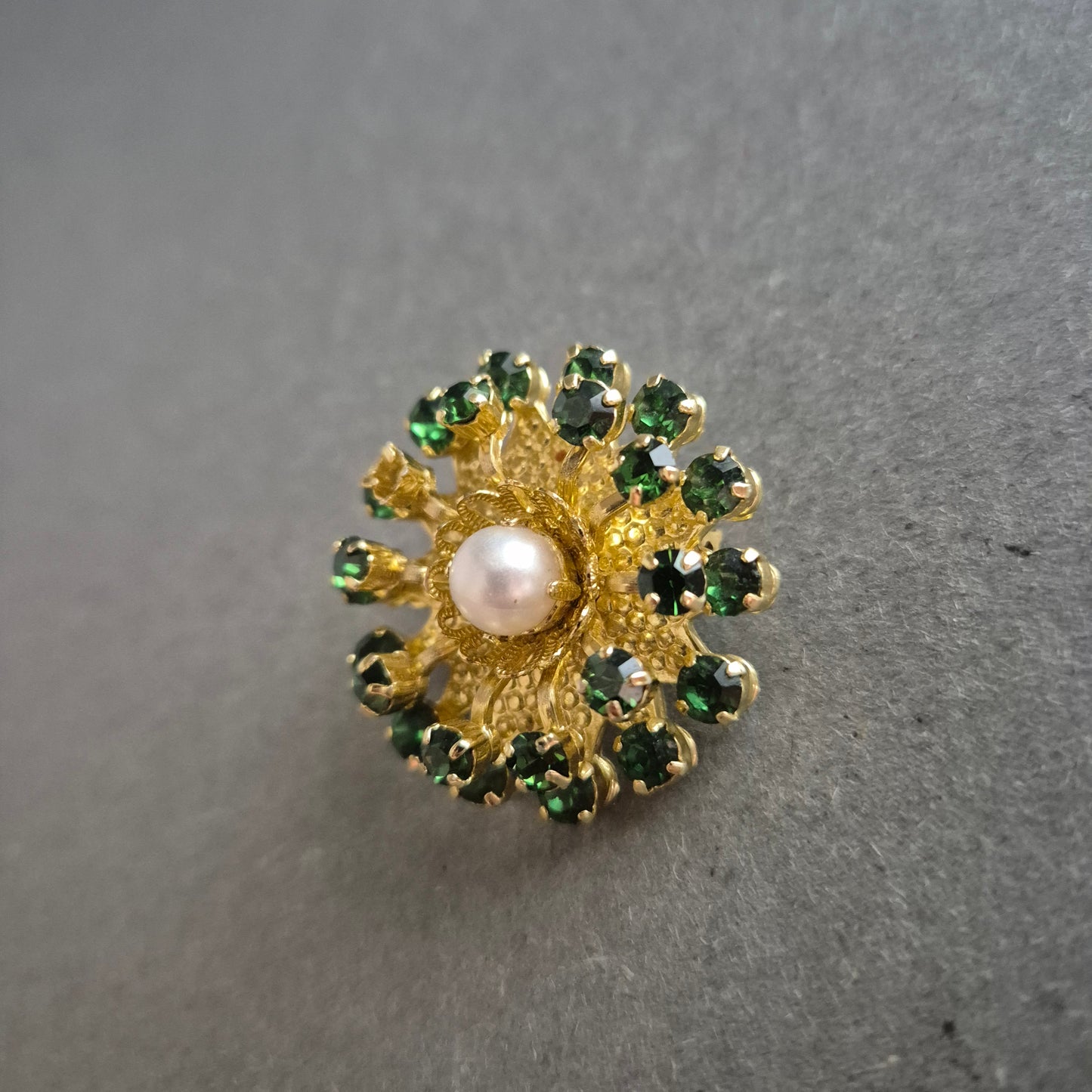 Vergoldete Brosche mit grünen Steinen und Perle – Florales Vintage-Design