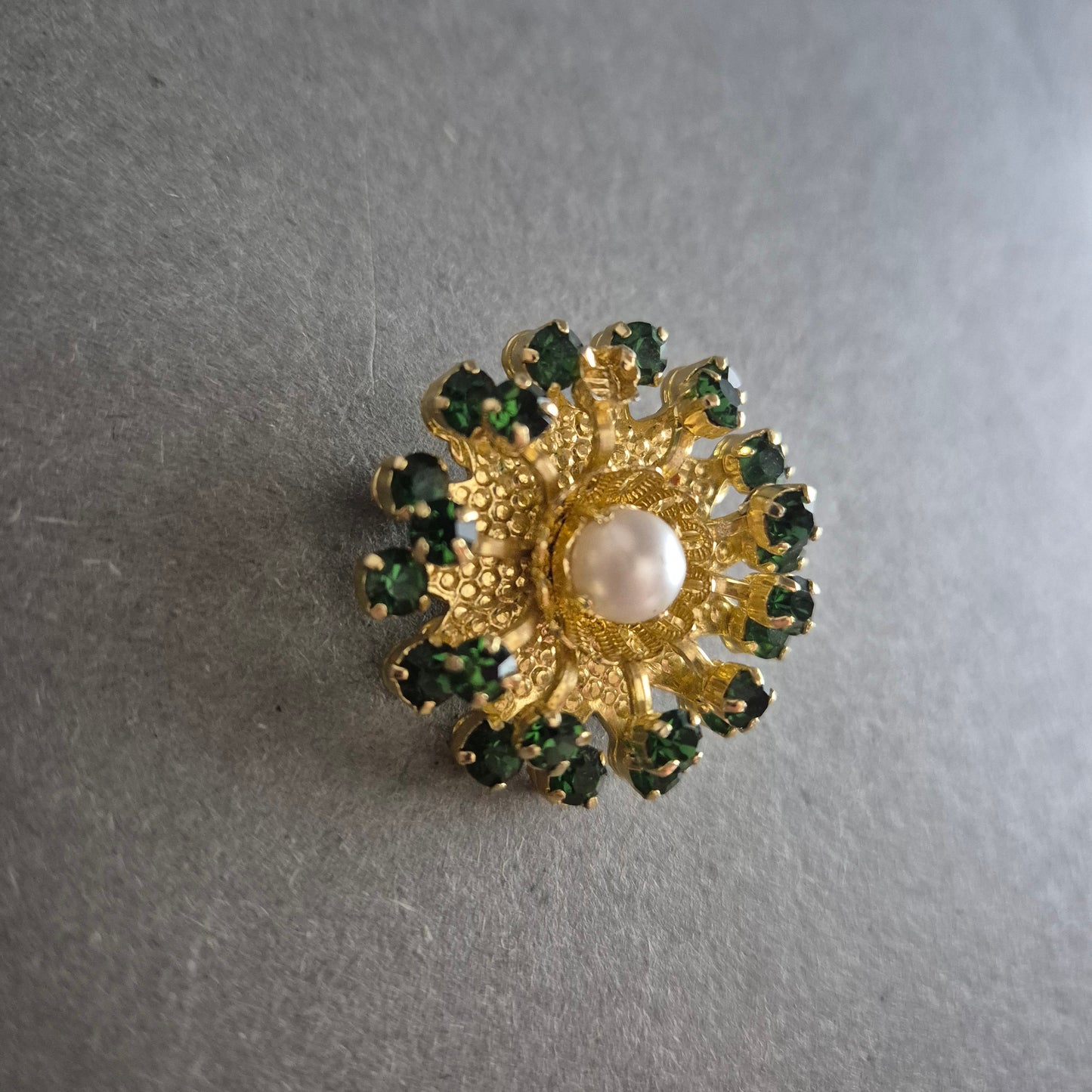 Vergoldete Brosche mit grünen Steinen und Perle – Florales Vintage-Design