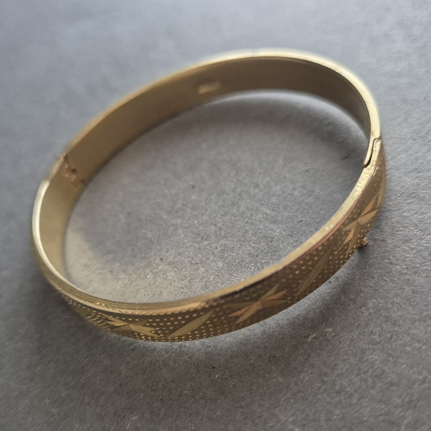 Vergoldeter Armreif mit Gravur – Klassisch elegant in 18K RGGP-Optik