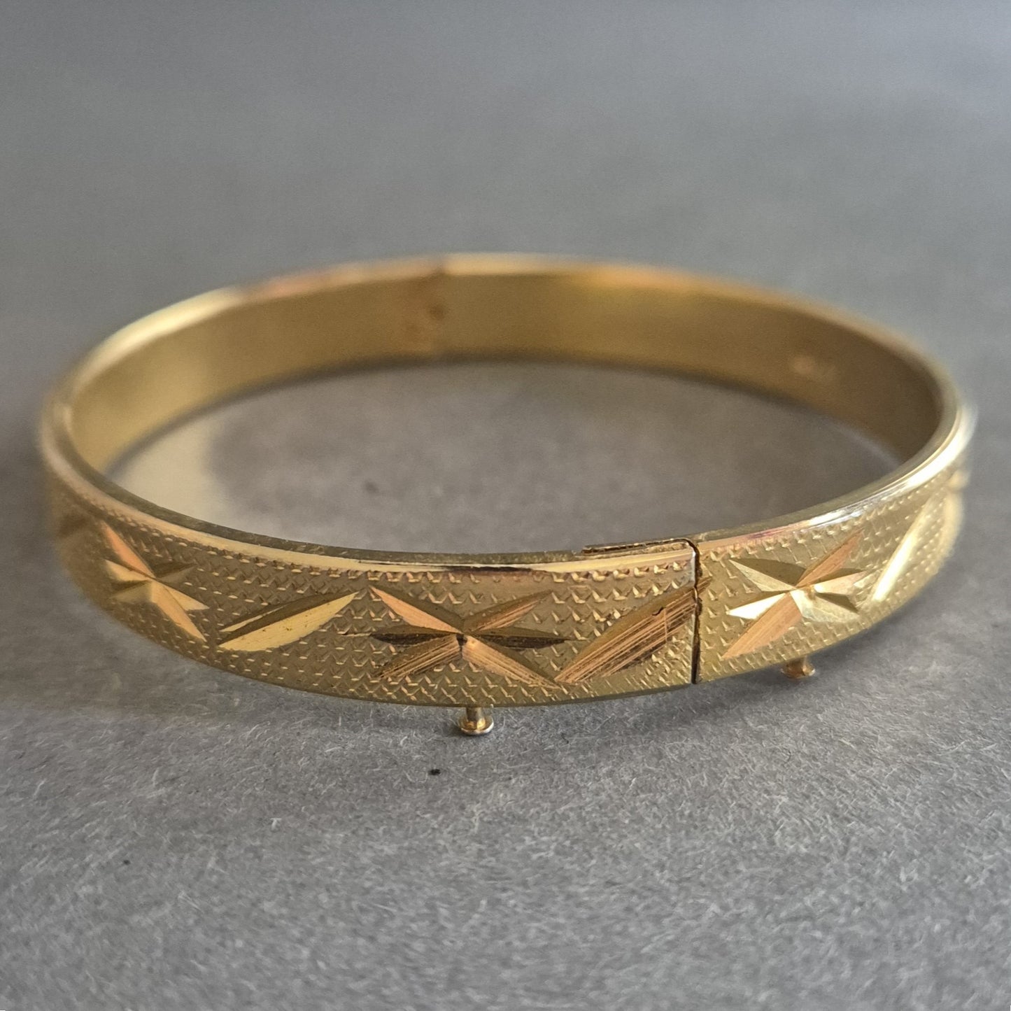 Vergoldeter Armreif mit Gravur – Klassisch elegant in 18K RGGP-Optik