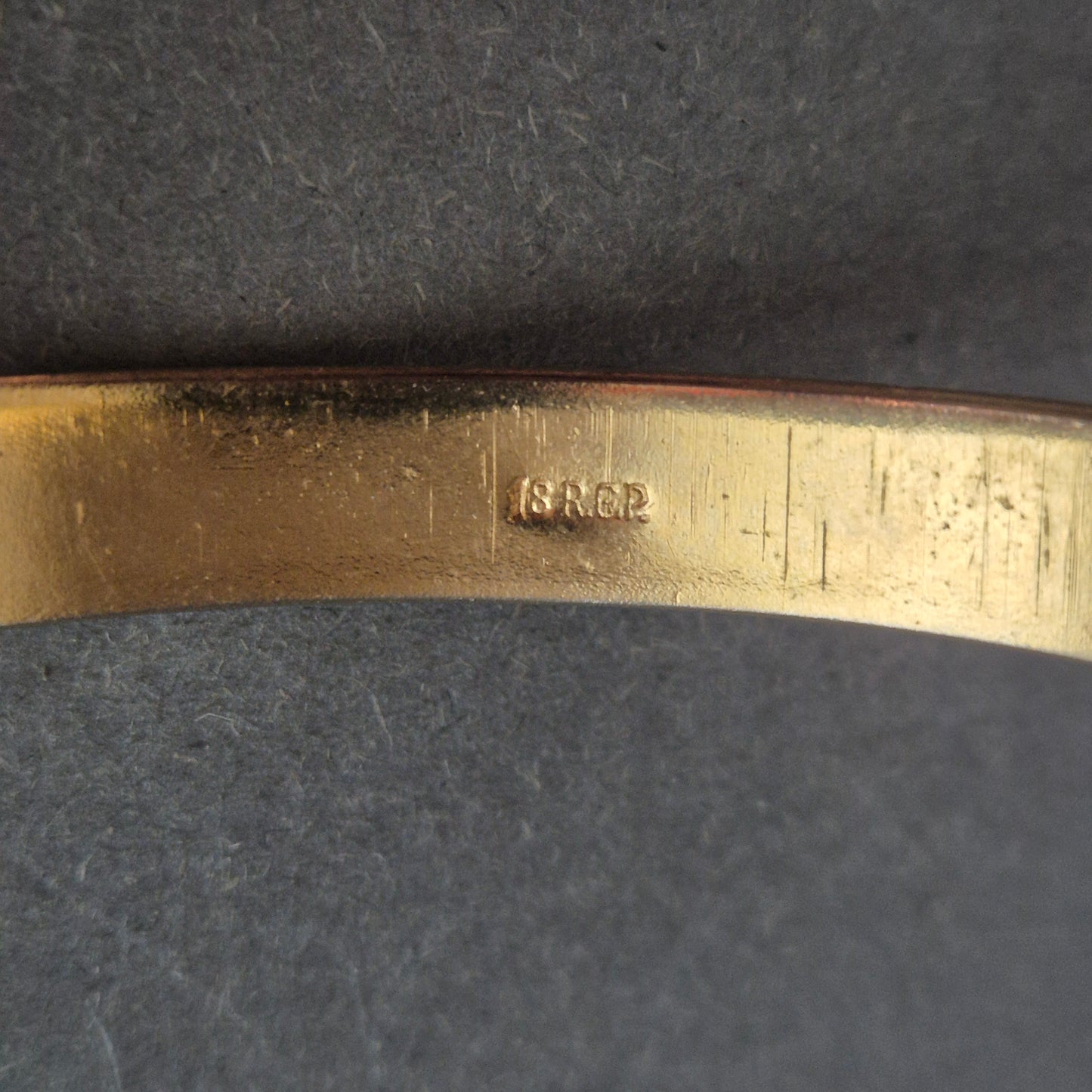 Vergoldeter Armreif mit Gravur – Klassisch elegant in 18K RGGP-Optik