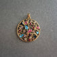 Runder Anhänger mit bunten Steinen – Verspieltes Mosaikdesign in Goldoptik