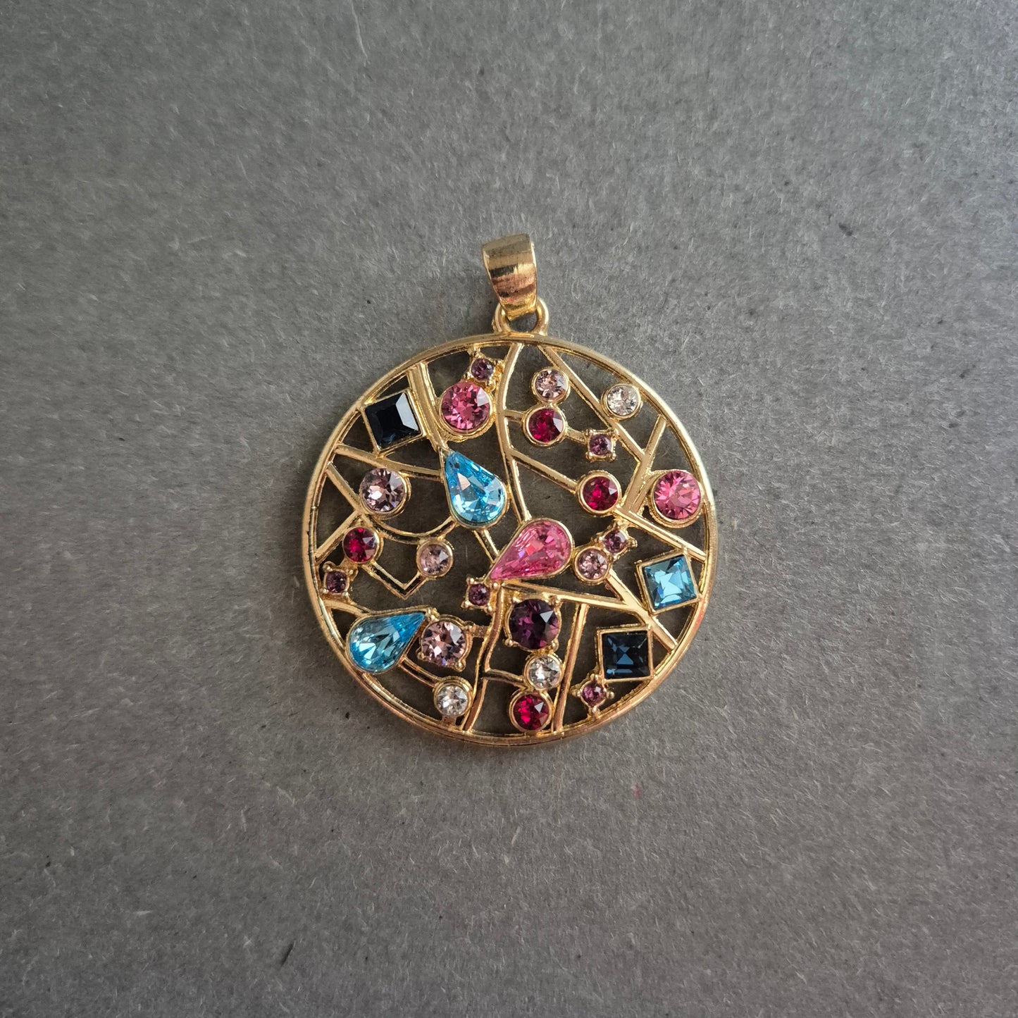 Runder Anhänger mit bunten Steinen – Verspieltes Mosaikdesign in Goldoptik