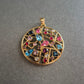 Runder Anhänger mit bunten Steinen – Verspieltes Mosaikdesign in Goldoptik
