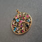 Runder Anhänger mit bunten Steinen – Verspieltes Mosaikdesign in Goldoptik
