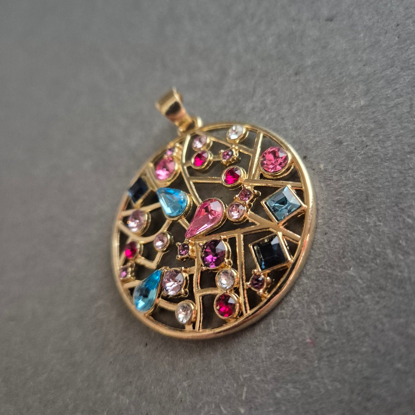 Runder Anhänger mit bunten Steinen – Verspieltes Mosaikdesign in Goldoptik