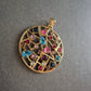Runder Anhänger mit bunten Steinen – Verspieltes Mosaikdesign in Goldoptik