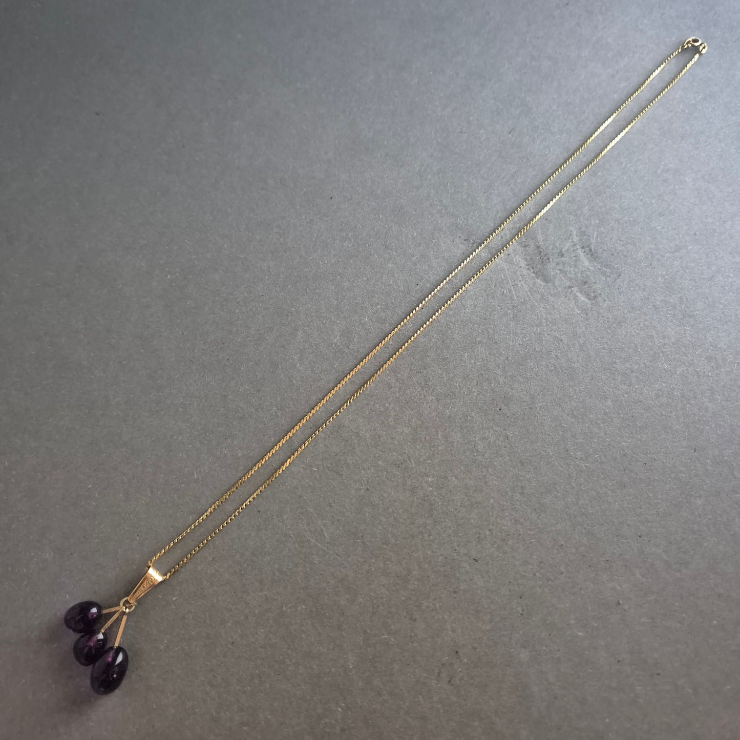 Zarte Halskette mit Amethyst-Tropfen – Eleganter Anhänger in Goldoptik