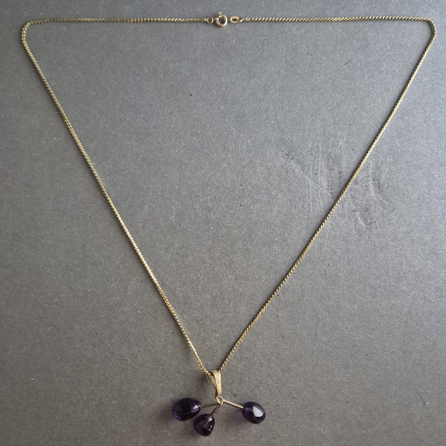 Zarte Halskette mit Amethyst-Tropfen – Eleganter Anhänger in Goldoptik