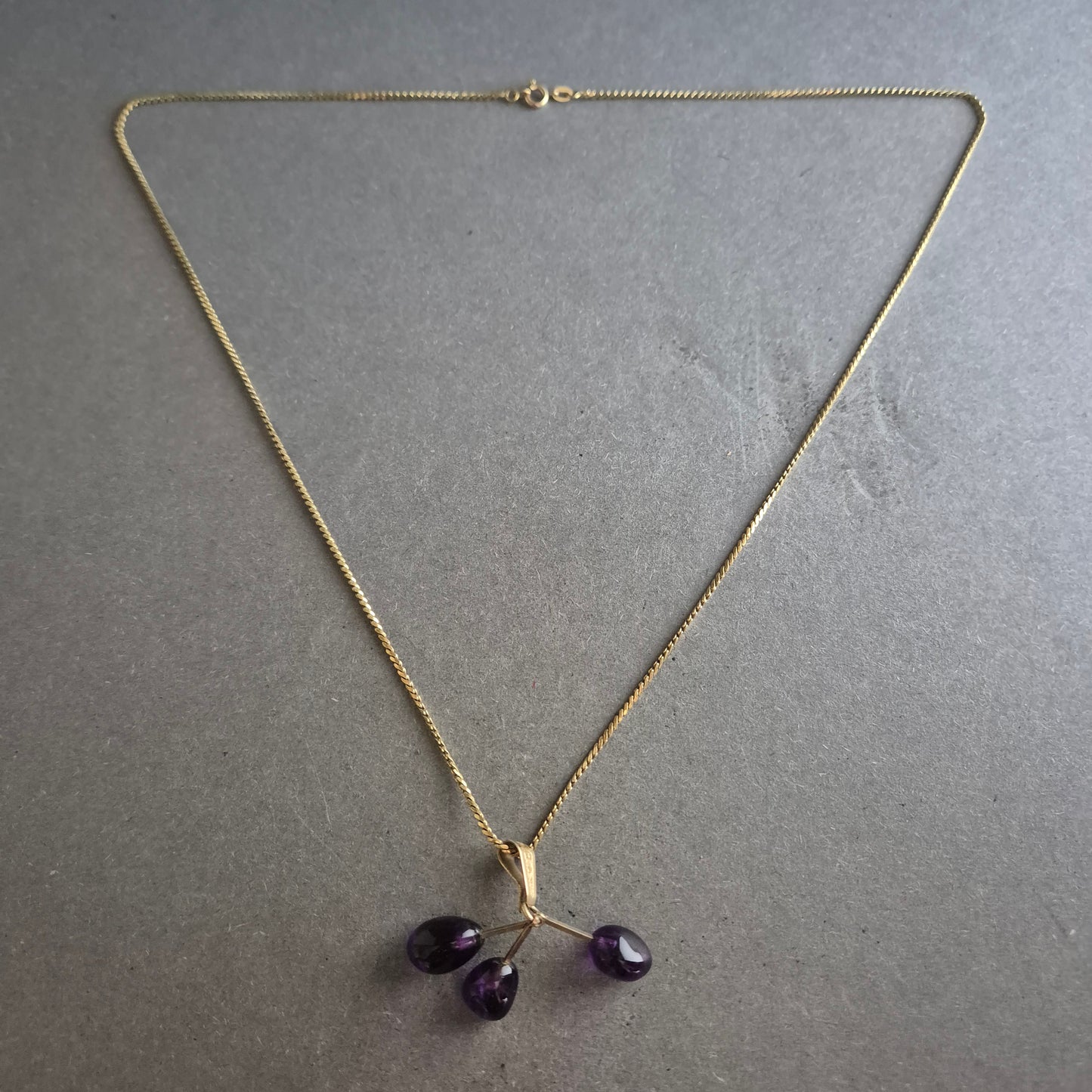 Zarte Halskette mit Amethyst-Tropfen – Eleganter Anhänger in Goldoptik