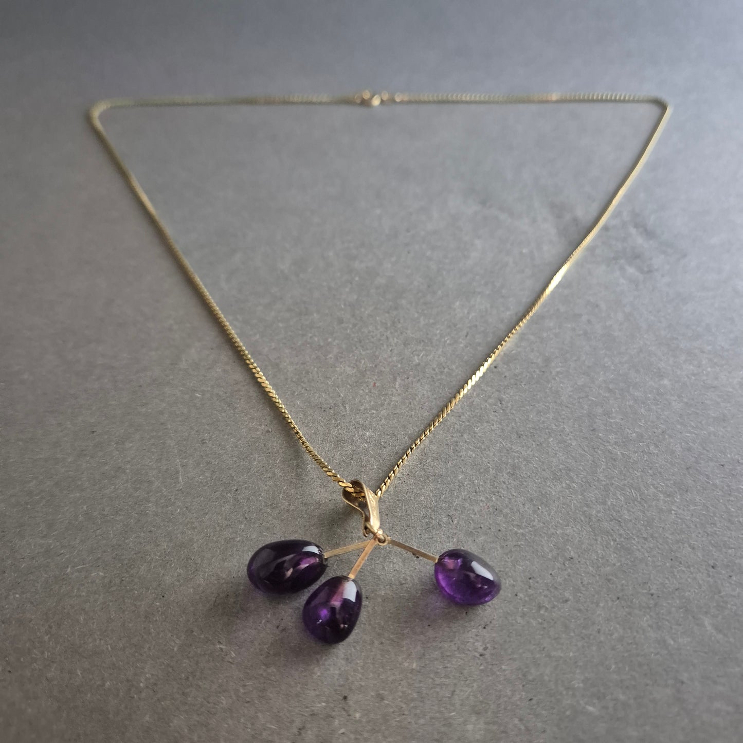 Zarte Halskette mit Amethyst-Tropfen – Eleganter Anhänger in Goldoptik