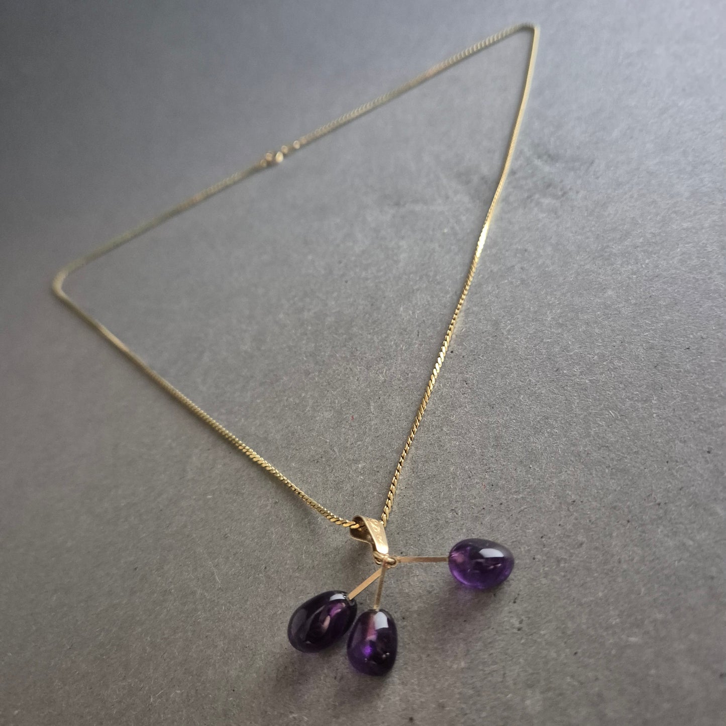 Zarte Halskette mit Amethyst-Tropfen – Eleganter Anhänger in Goldoptik
