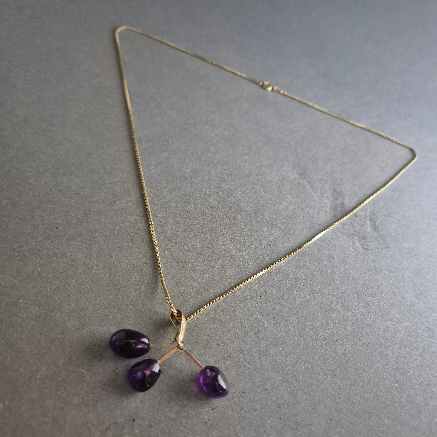Zarte Halskette mit Amethyst-Tropfen – Eleganter Anhänger in Goldoptik