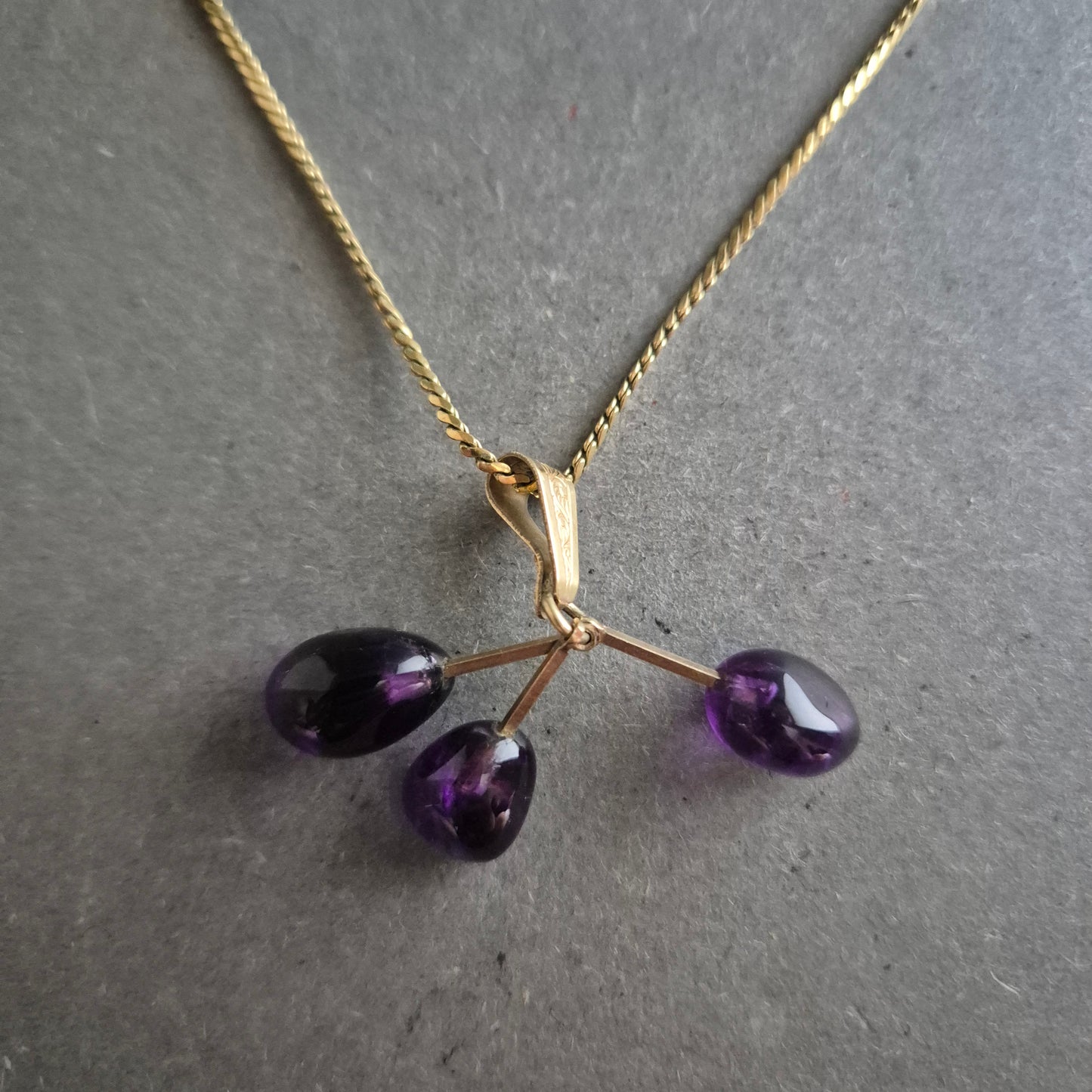 Zarte Halskette mit Amethyst-Tropfen – Eleganter Anhänger in Goldoptik