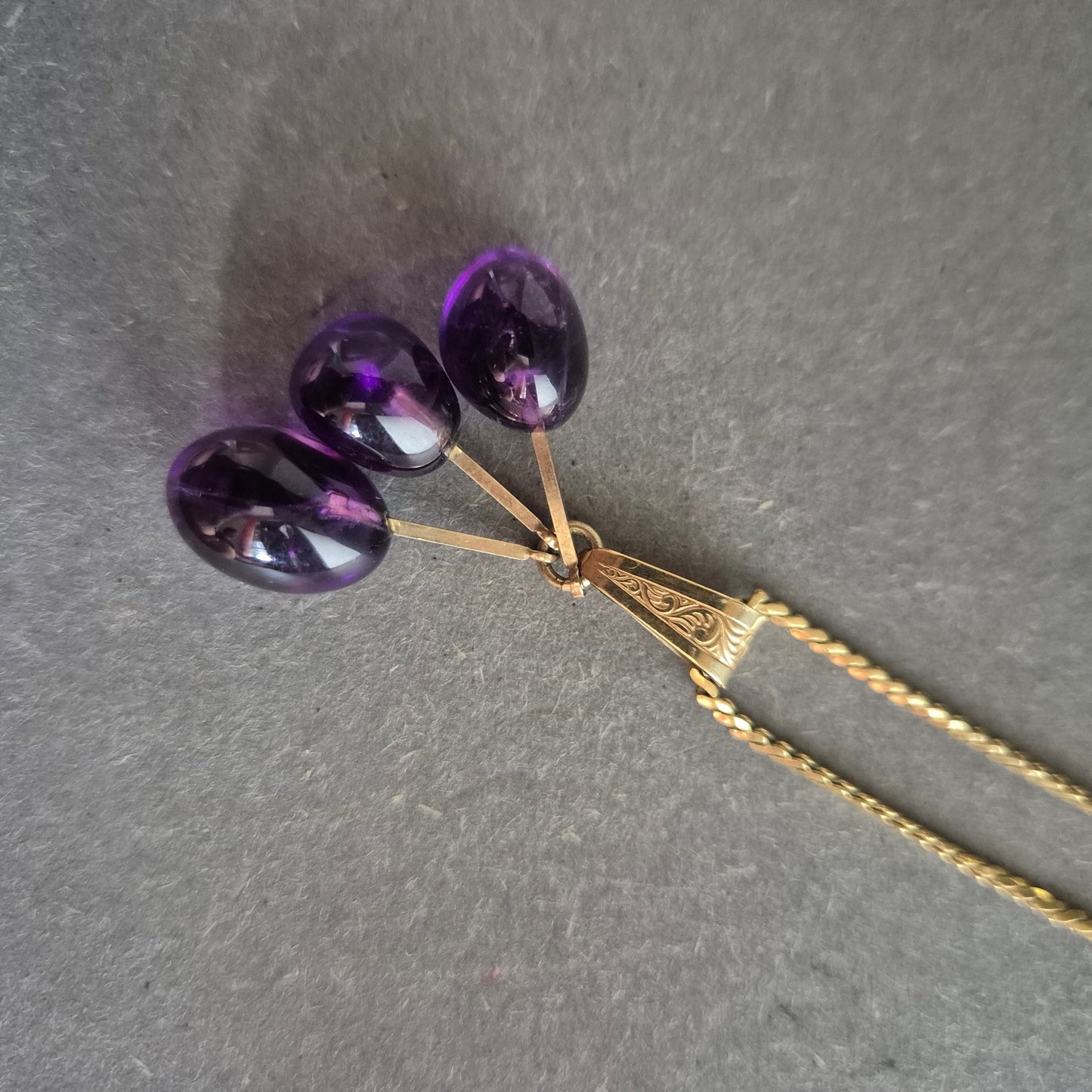 Zarte Halskette mit Amethyst-Tropfen – Eleganter Anhänger in Goldoptik