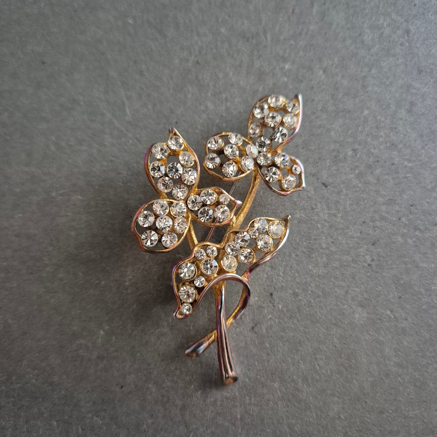 Strass-Brosche in Blumenform – Funkelnder Vintage-Chic in Goldoptik