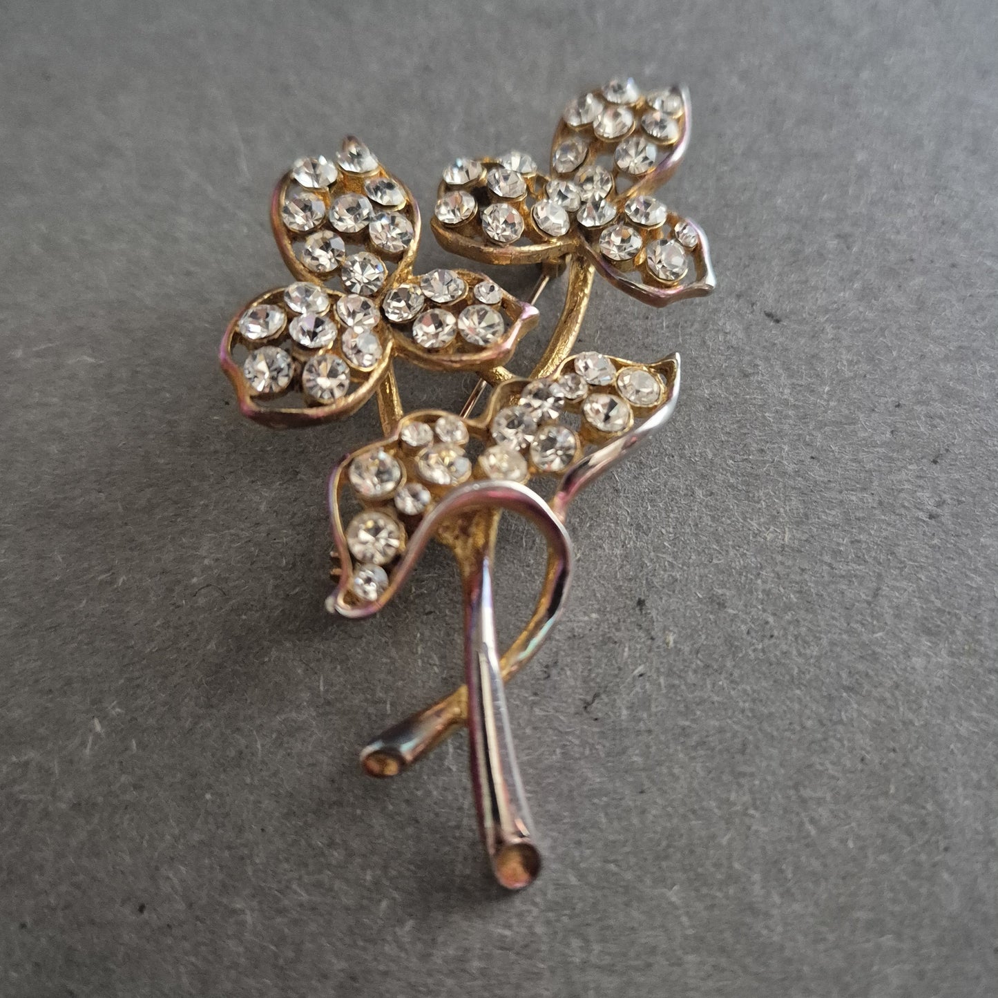 Strass-Brosche in Blumenform – Funkelnder Vintage-Chic in Goldoptik