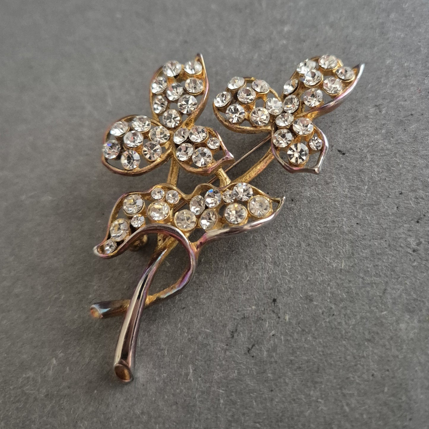 Strass-Brosche in Blumenform – Funkelnder Vintage-Chic in Goldoptik