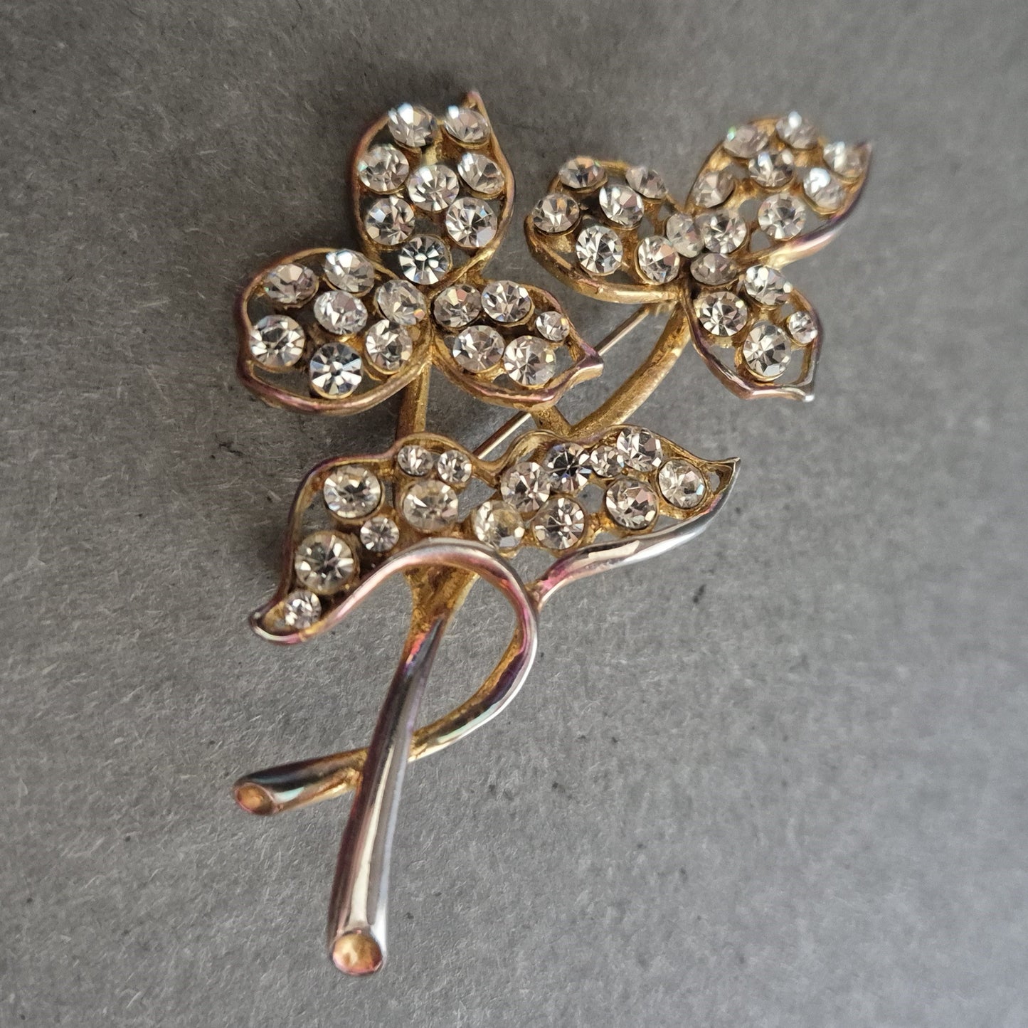 Strass-Brosche in Blumenform – Funkelnder Vintage-Chic in Goldoptik