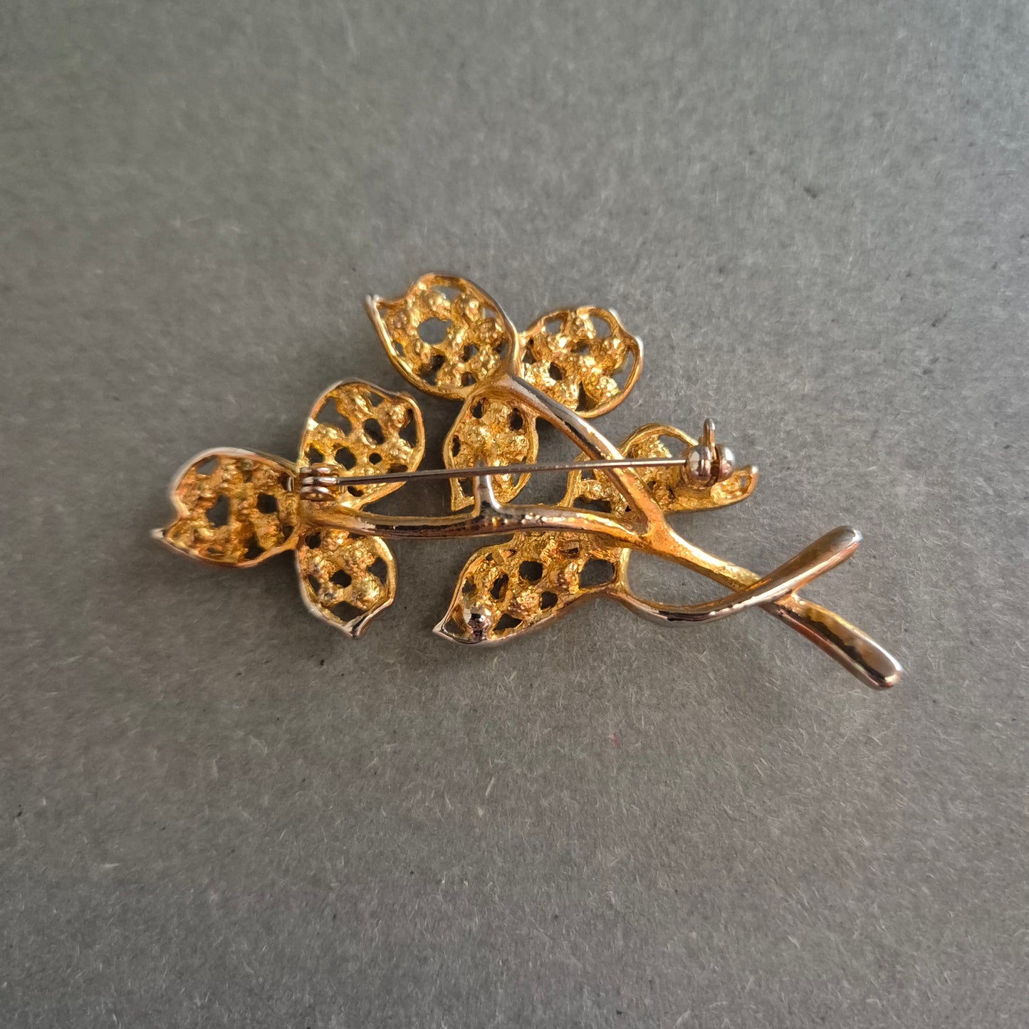 Strass-Brosche in Blumenform – Funkelnder Vintage-Chic in Goldoptik