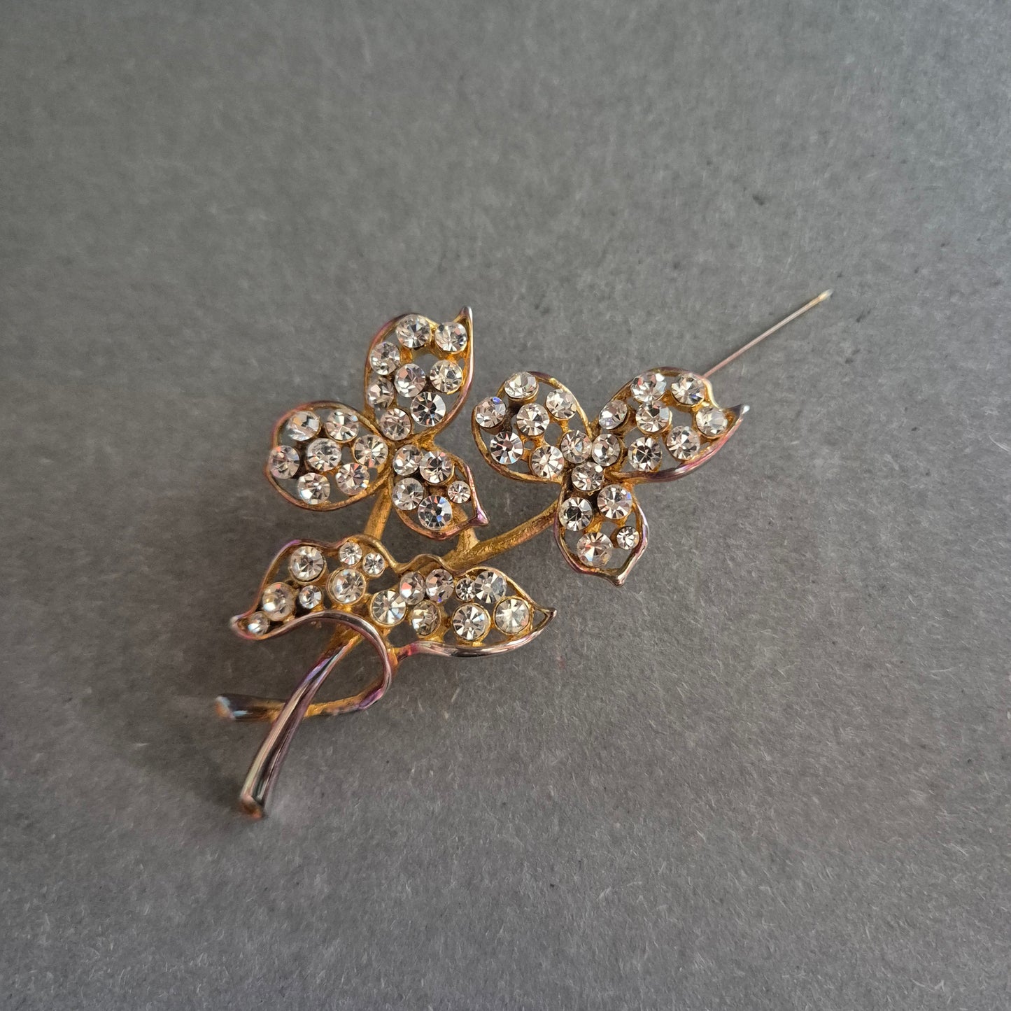 Strass-Brosche in Blumenform – Funkelnder Vintage-Chic in Goldoptik