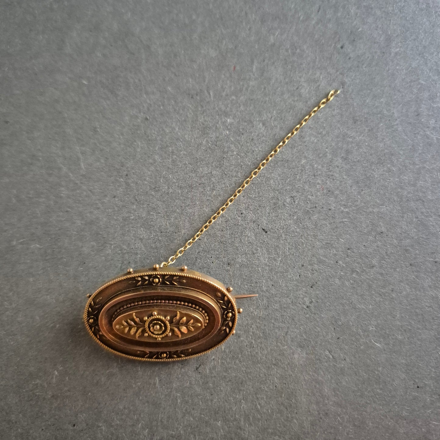 Antike Brosche im viktorianischen Stil – Filigranes Reliefdesign in Goldoptik