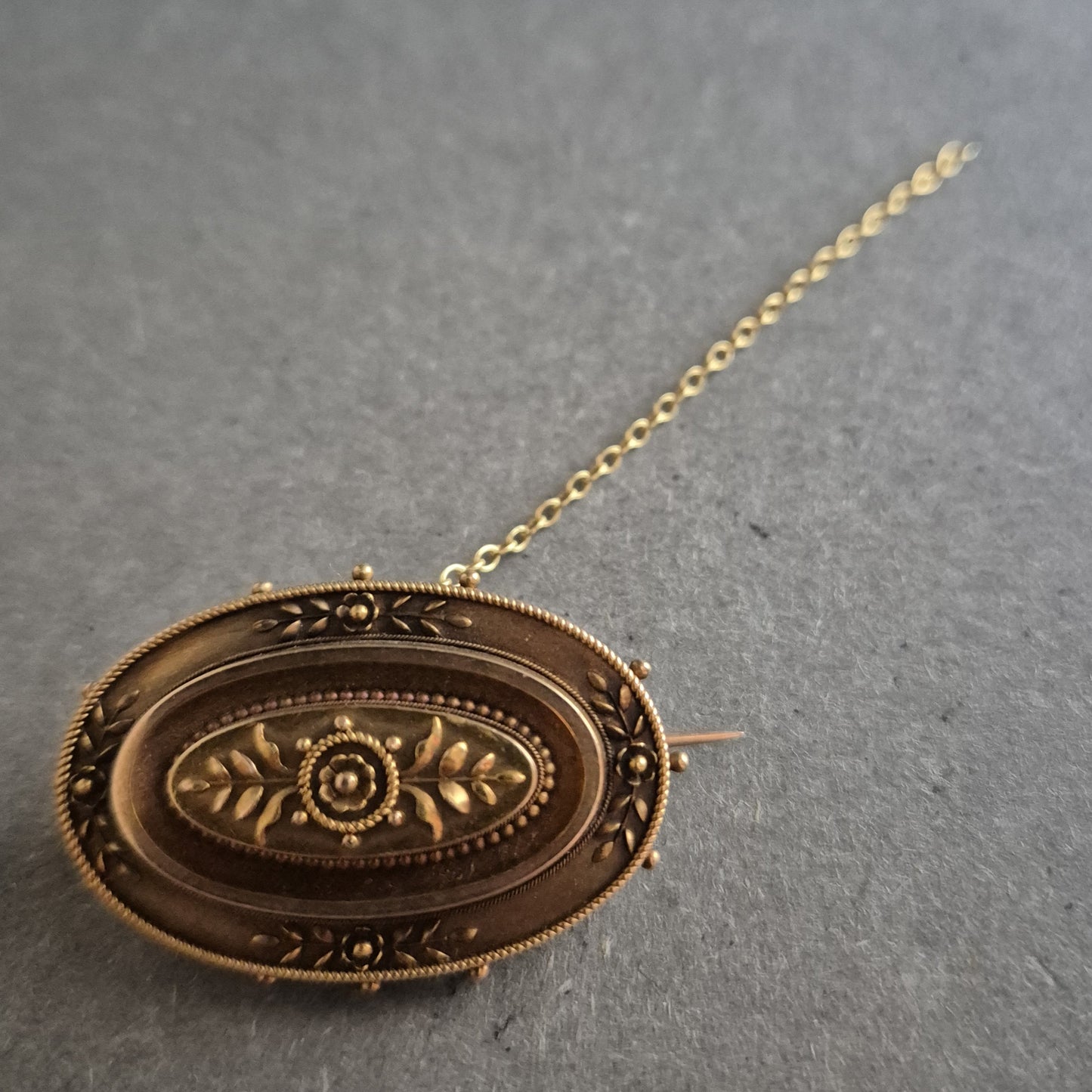 Antike Brosche im viktorianischen Stil – Filigranes Reliefdesign in Goldoptik