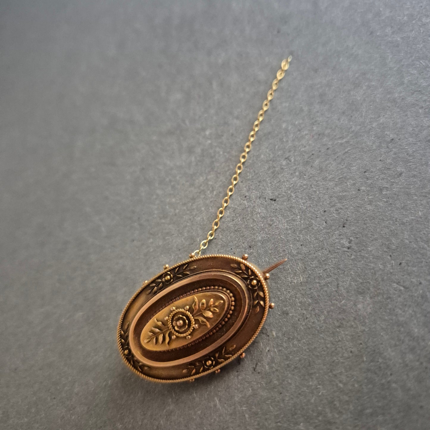 Antike Brosche im viktorianischen Stil – Filigranes Reliefdesign in Goldoptik