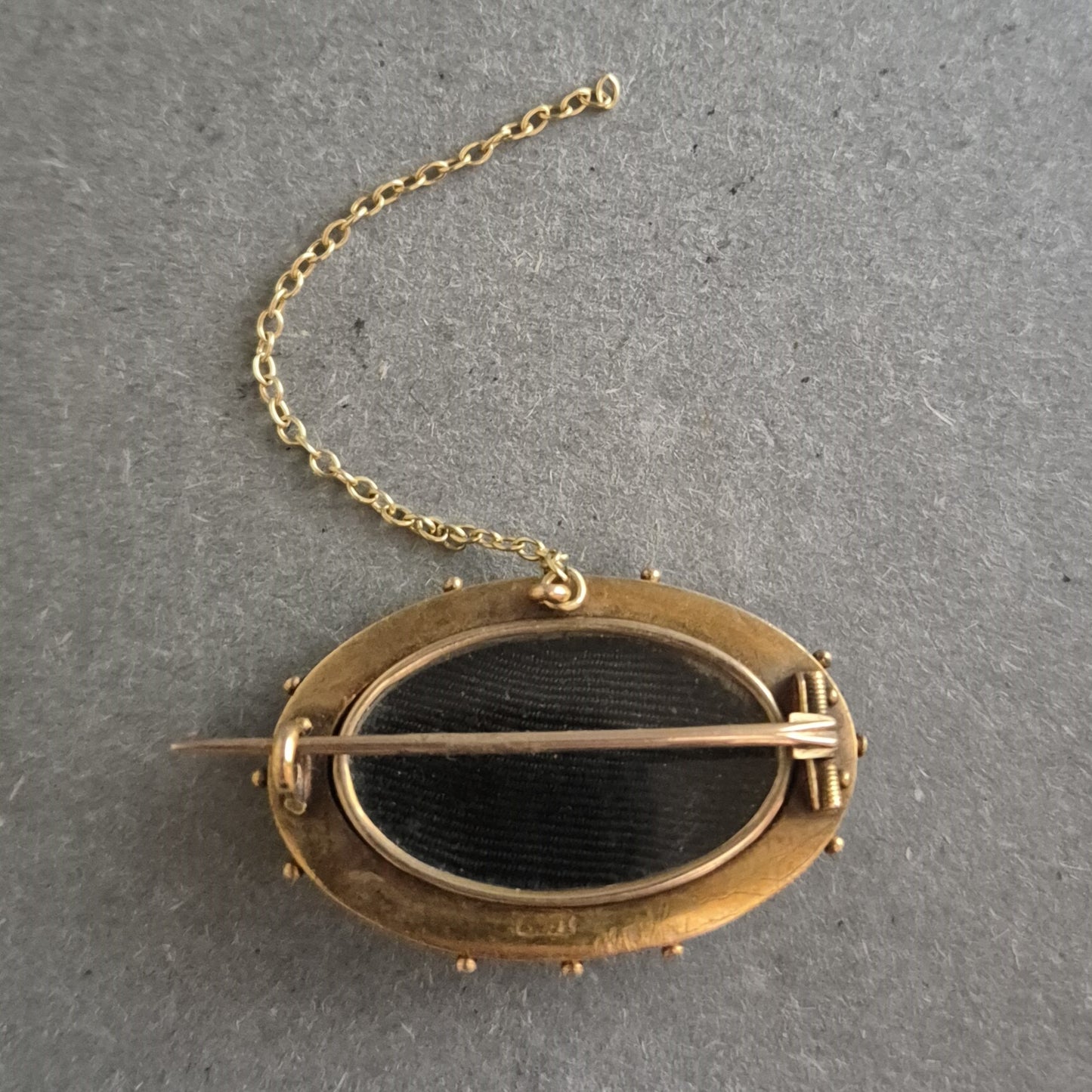 Antike Brosche im viktorianischen Stil – Filigranes Reliefdesign in Goldoptik